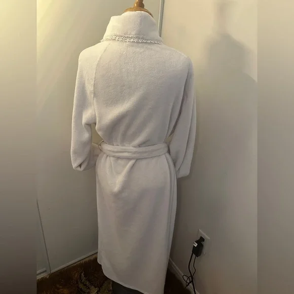 Subtle Luxury White Robe - Picture 4 of 8